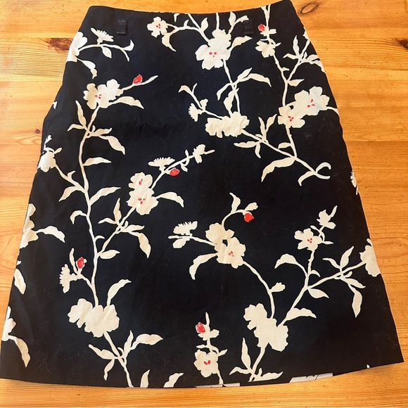 Ann Taylor LOFT MINI FLOWER SKIRT women size 2 Cotton black white - Picture 1 of 7